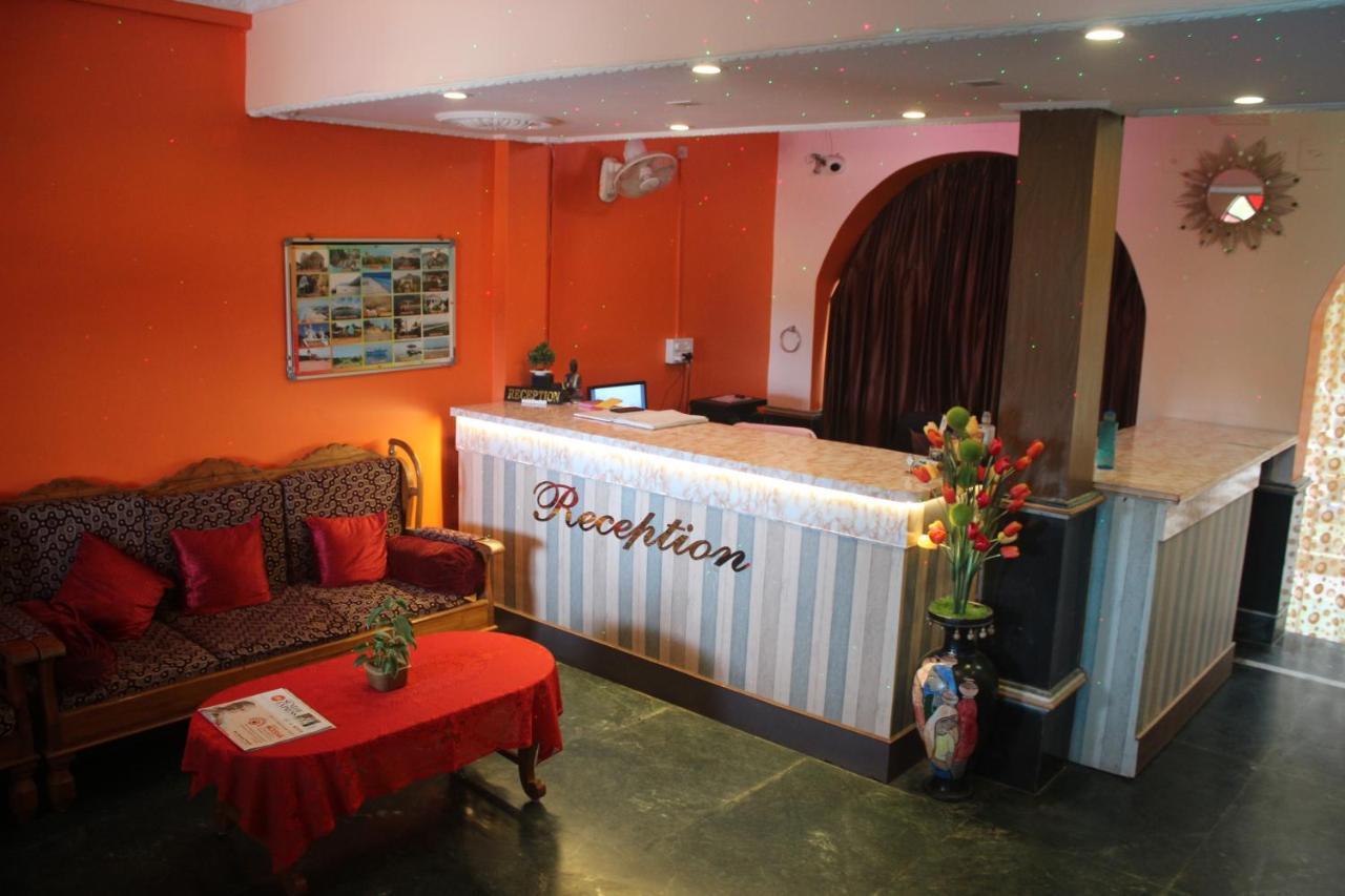 Hotel Lake Queen Rambha Bagian luar foto